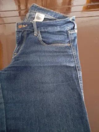 Pantalon vaquero azul oscuro.