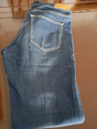 Pantalon vaquero azul oscuro.