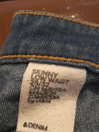 Pantalon vaquero azul oscuro.