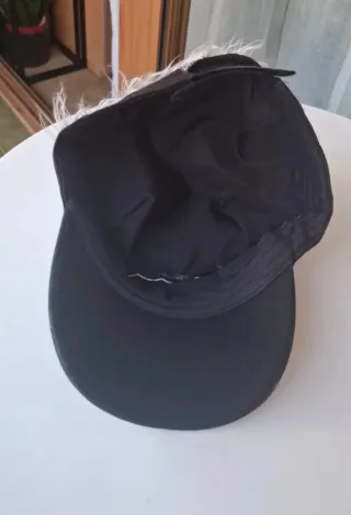 Gorra con pelo gris y negro