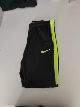 Pantalones Nike negros con rallas amarillas