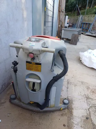 Máquina fregadora de suelos