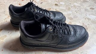 Nike Air Force 1 Luxe Negro Dorado