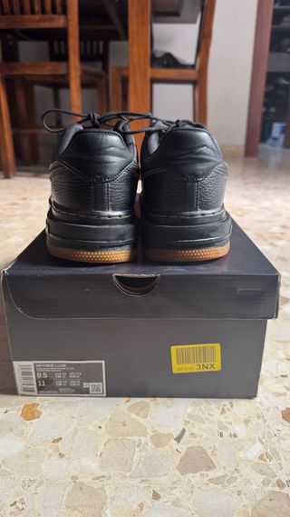 Nike Air Force 1 Luxe Negro Dorado
