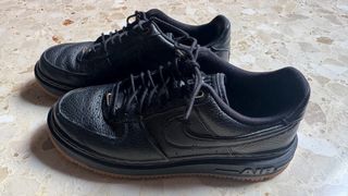 Nike Air Force 1 Luxe Negro Dorado