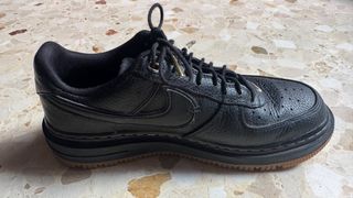 Nike Air Force 1 Luxe Negro Dorado