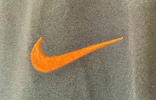 Camiseta Nike Dri-Fit Gris y Naranja