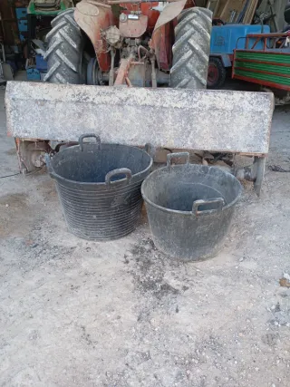 Dos capazos grandes de plástico