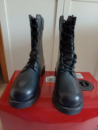 Botas militares negras sin estrenar.