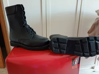 Botas militares negras sin estrenar.