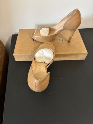 Zapatos de tacón beige peep toe