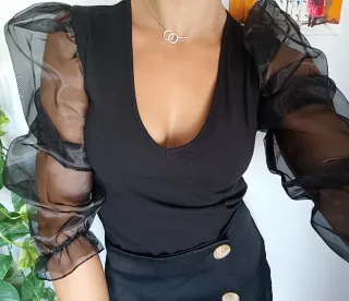 Camiseta negra manga abullonada