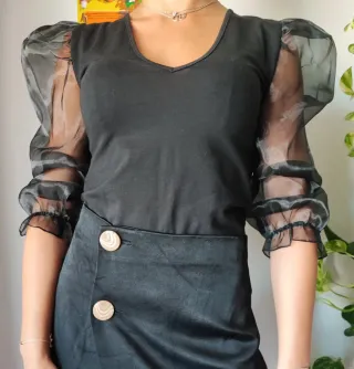 Camiseta negra manga abullonada