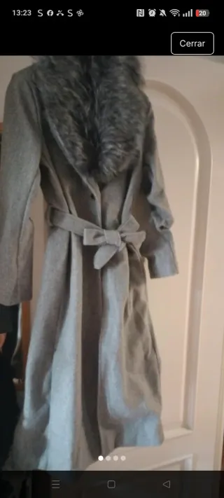 Abrigo gris cuello pelo sintético