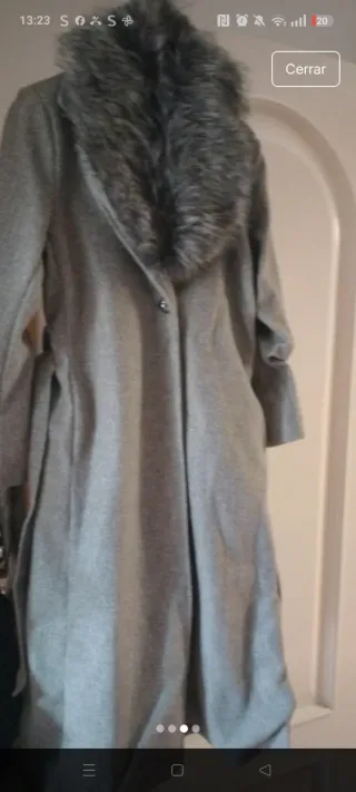 Abrigo gris cuello pelo sintético