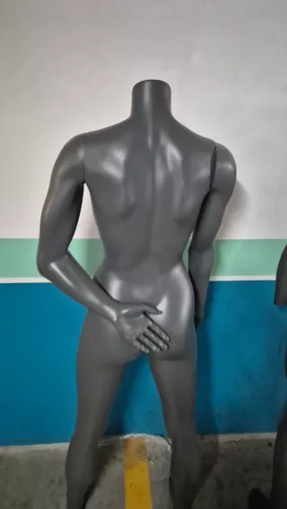 Dos Maniquís Hombre Gris
