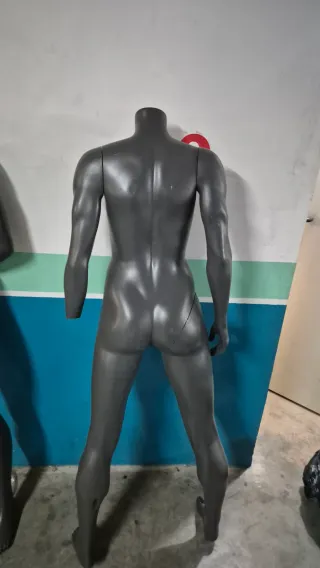 Dos Maniquís Hombre Gris