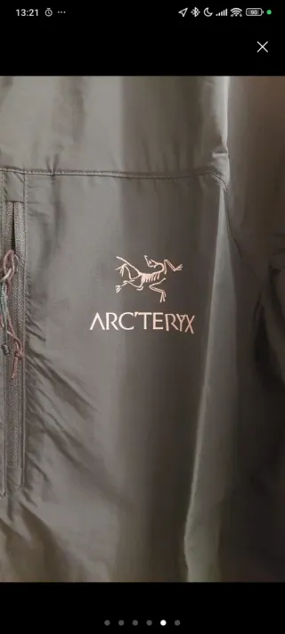 Chaqueta cortavientos Arc'teryx con capucha. M