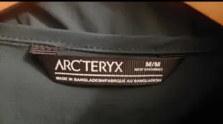 Chaqueta cortavientos Arc'teryx con capucha. M