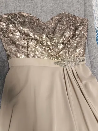 Vestido de fiesta beige y dorado con lentejuelas