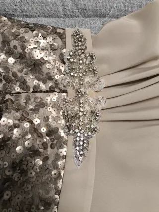 Vestido de fiesta beige y dorado con lentejuelas