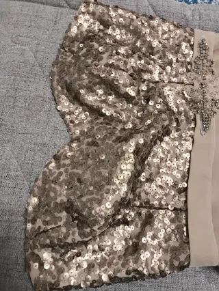 Vestido de fiesta beige y dorado con lentejuelas