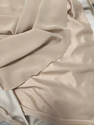 Vestido de fiesta beige y dorado con lentejuelas