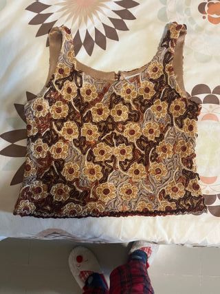 Top fiesta pedrería floral