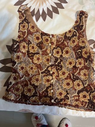 Top fiesta pedrería floral