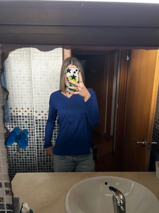 Camiseta azul marino de pico