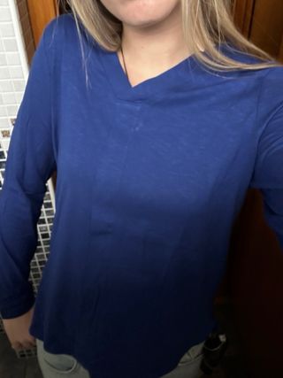 Camiseta azul marino de pico