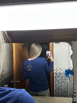 Camiseta azul marino de pico