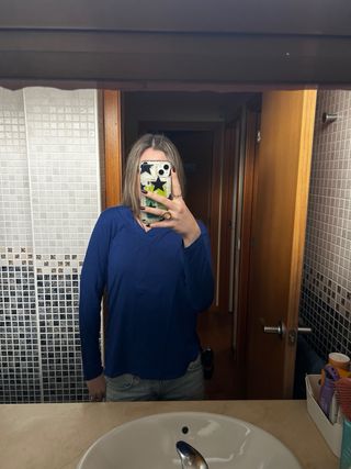 Camiseta azul marino de pico