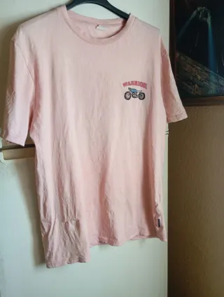 Camiseta rosa con estampado de moto