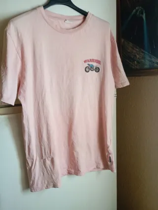 Camiseta rosa con estampado de moto