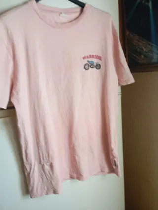 Camiseta rosa con estampado de moto