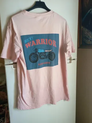 Camiseta rosa con estampado de moto