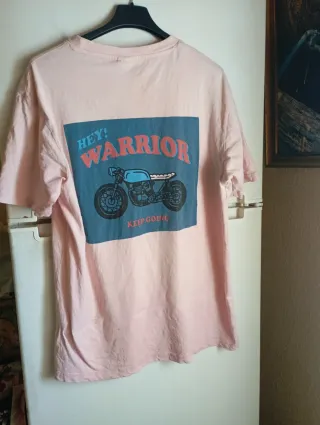 Camiseta rosa con estampado de moto