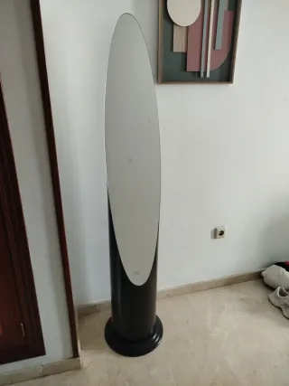 Espejo alto ovalado negro y blanco