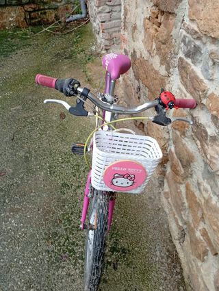 Bicicleta infantil rosa y blanca