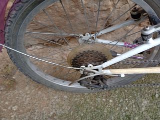Bicicleta infantil rosa y blanca