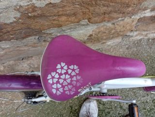 Bicicleta infantil rosa y blanca