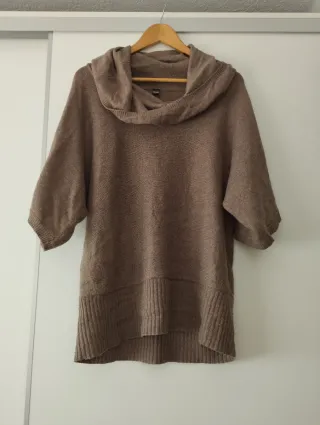 Jersey marrón cuello alto.