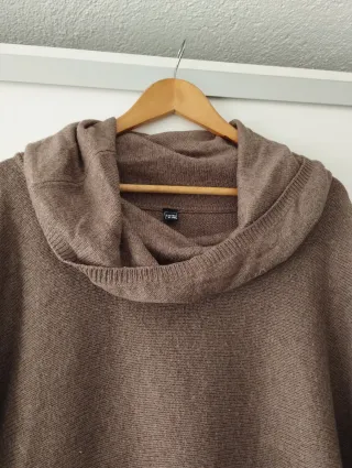 Jersey marrón cuello alto.