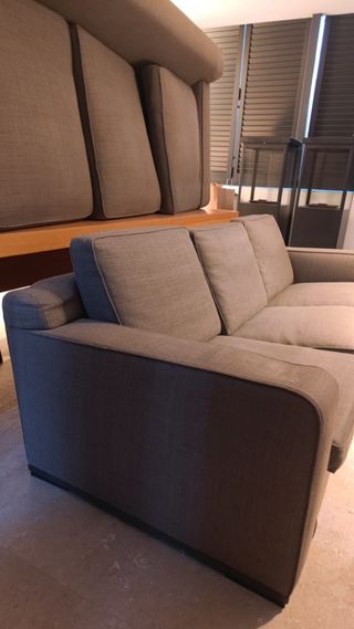 Sofá de tela gris y madera