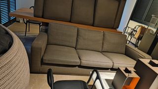 Sofá de tela gris y madera