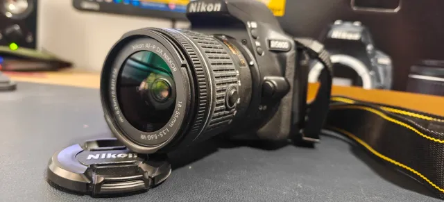 Cámara Nikon D5600 + Lente 18-55mm VR.