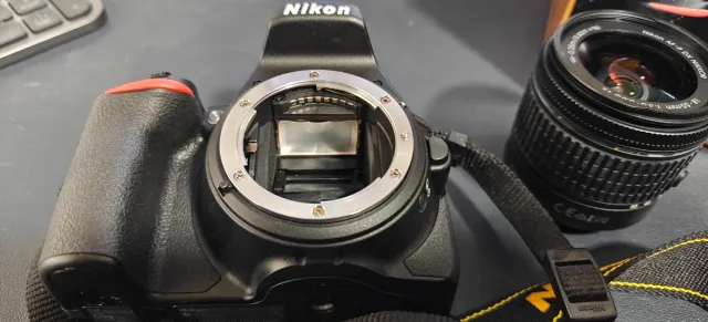 Cámara Nikon D5600 + Lente 18-55mm VR.