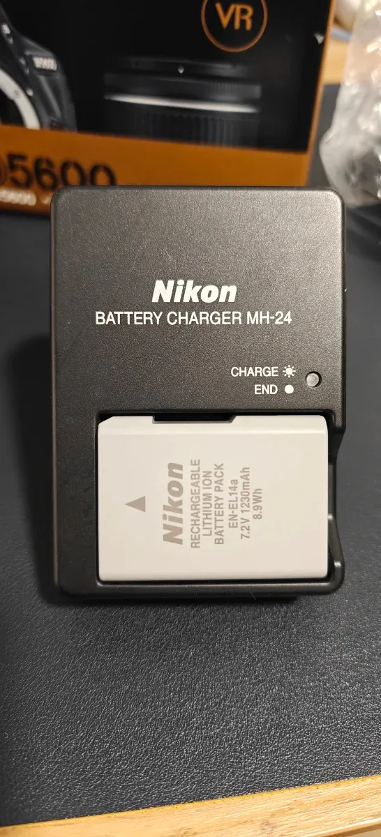 Cámara Nikon D5600 + Lente 18-55mm VR.