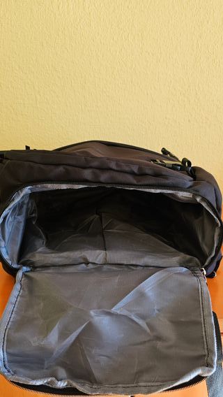 Mochila de viaje negra